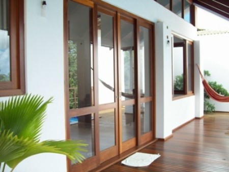 Casa com riquíssimo acabamento em madeira